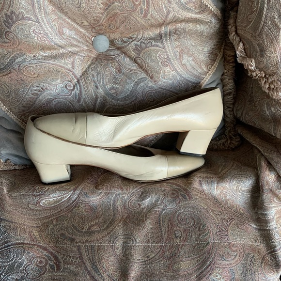 Bruno Magli size 10(US) 2 tone pumps - Picture 2 of 4